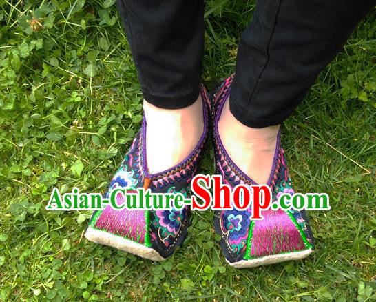Chinese Handmade Embroidered Shoes Traditional Yi Nationality Shoes Yunnan Ethnic Shoes National Dance Shoes