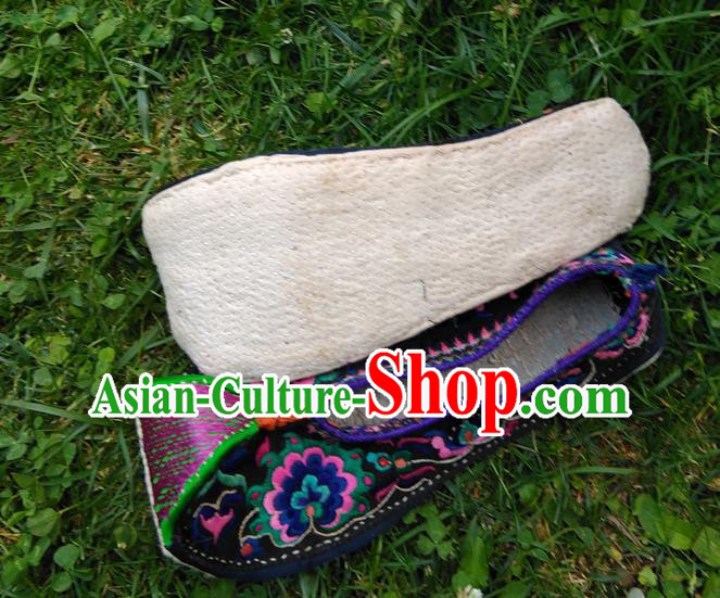 Chinese Handmade Embroidered Shoes Traditional Yi Nationality Shoes Yunnan Ethnic Shoes National Dance Shoes