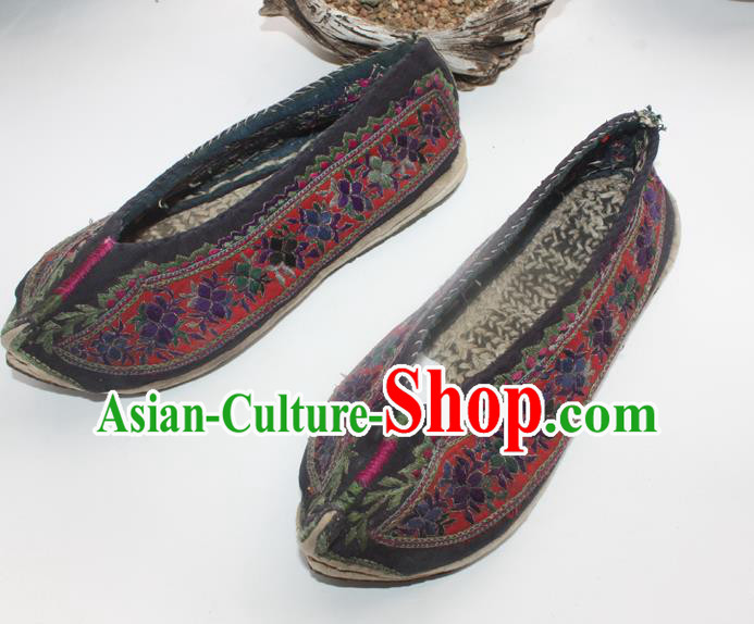 Chinese National Wedding Strong Cloth Soles Shoes Handmade Red Embroidered Shoes Traditional Yunnan Yi Nationality Woman Shoes