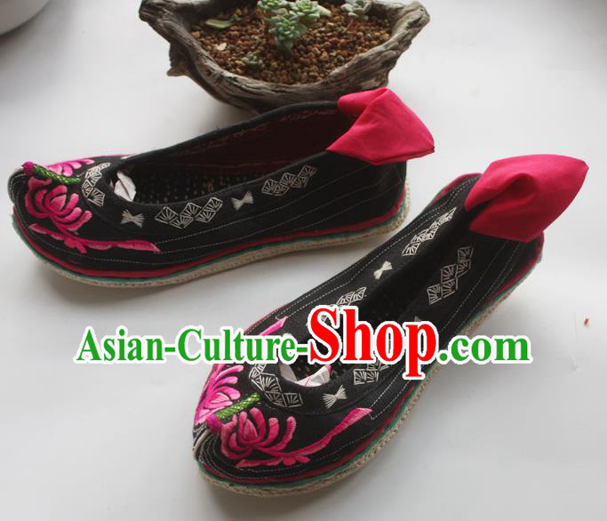 Chinese Traditional Yi Ethnic Woman Shoes National Strong Cloth Soles Shoes Handmade Black Satin Embroidered Shoes
