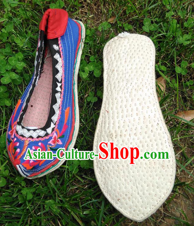 Chinese Traditional Yi Nationality Shoes Yunnan Ethnic Woman Shoes National Embroidered Blue Cloth Shoes