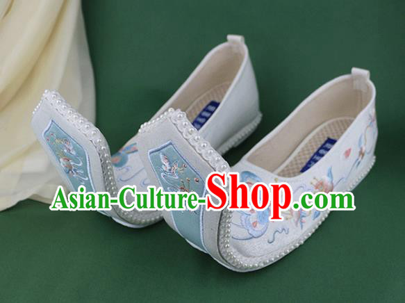 Chinese Traditional Zhou Dynasty Hanfu Shoes Ancient Princess Shoes Embroidered Butterfly White Cloth Shoes