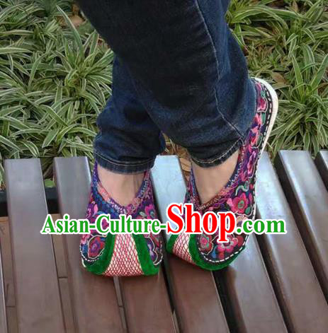 Chinese Traditional National Shoes Yunnan Ethnic Embroidered Shoes Court Cloth Shoes