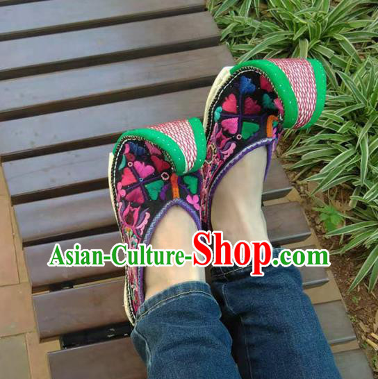 Chinese Traditional National Shoes Yunnan Ethnic Embroidered Shoes Court Cloth Shoes