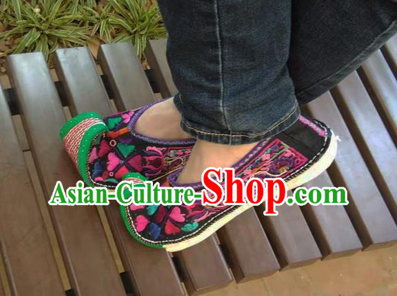 Chinese Traditional National Shoes Yunnan Ethnic Embroidered Shoes Court Cloth Shoes