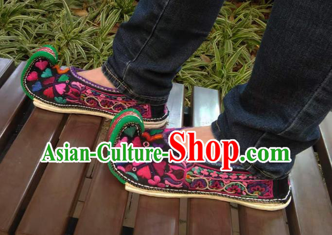 Chinese Traditional National Shoes Yunnan Ethnic Embroidered Shoes Court Cloth Shoes