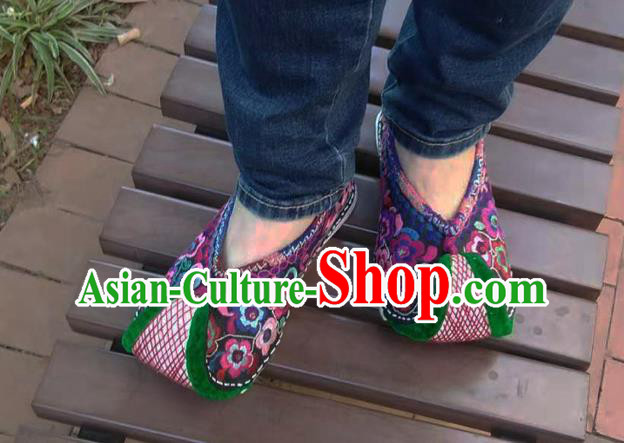 Chinese Traditional National Shoes Yunnan Ethnic Embroidered Shoes Court Cloth Shoes