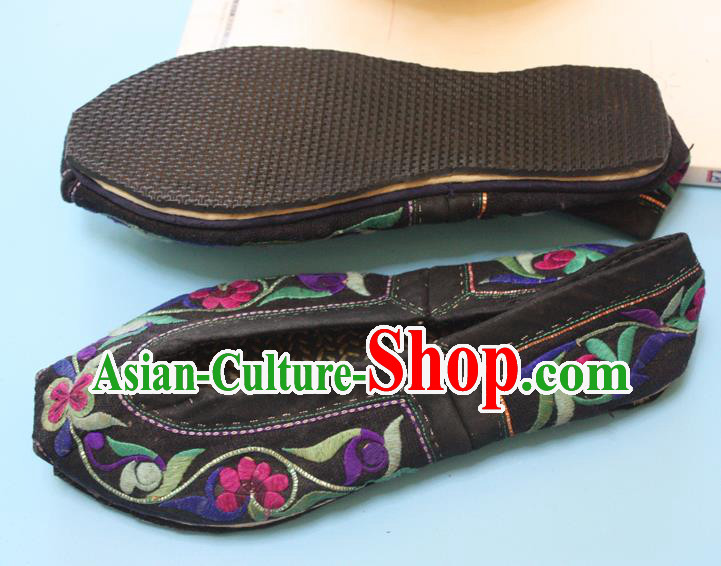 Chinese Traditional Yi Nationality Embroidered Shoes Handmade Strong Cloth Soles Shoes Folk Dance Shoes