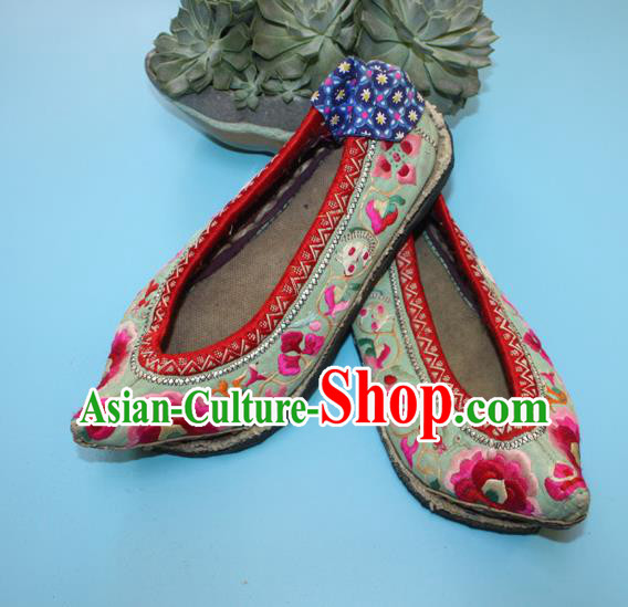 Chinese Traditional White Embroidered Shoes Handmade Bai Nationality Woman Shoes Yunnan Folk Dance Shoes