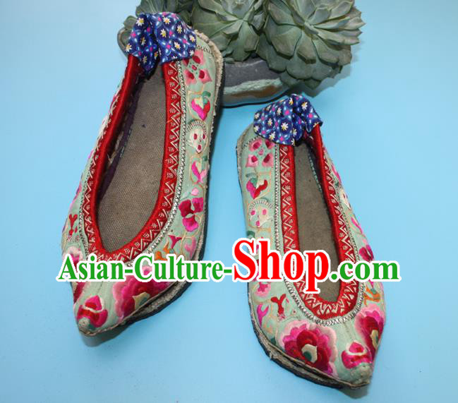 Chinese Traditional White Embroidered Shoes Handmade Bai Nationality Woman Shoes Yunnan Folk Dance Shoes