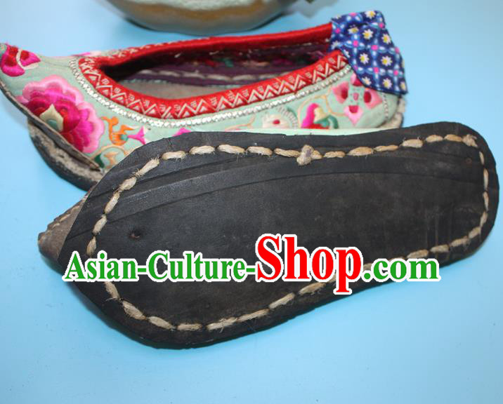 Chinese Traditional White Embroidered Shoes Handmade Bai Nationality Woman Shoes Yunnan Folk Dance Shoes