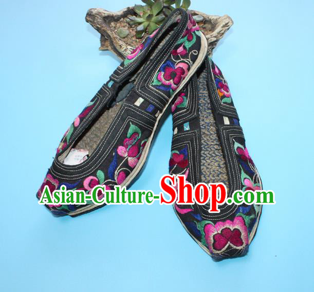 Chinese Handmade Yi Nationality Shoes Yunnan Woman Cloth Shoes Traditional Ethnic Black Embroidered Shoes