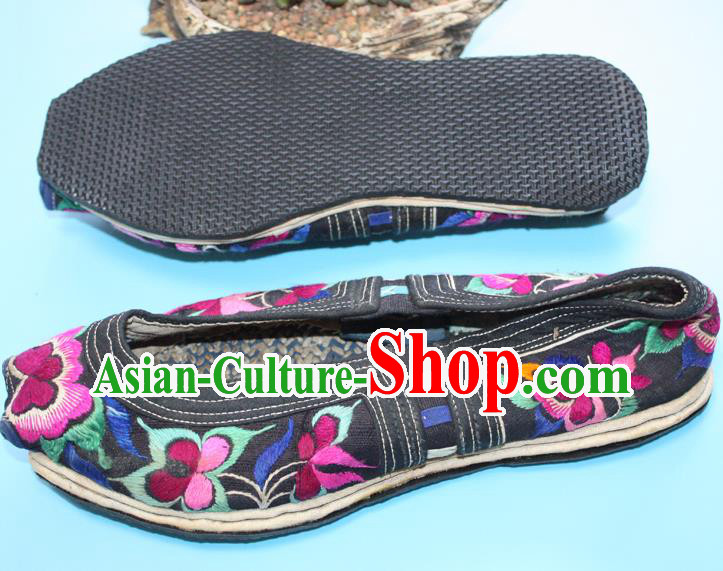 Chinese Handmade Yi Nationality Shoes Yunnan Woman Cloth Shoes Traditional Ethnic Black Embroidered Shoes