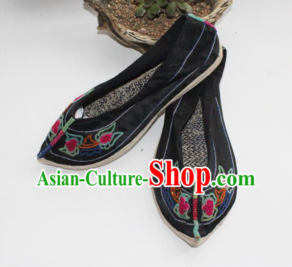 Chinese Yi Nationality Dance Shoes Handmade Yunnan Ethnic Cloth Shoes Traditional Black Embroidered Shoes