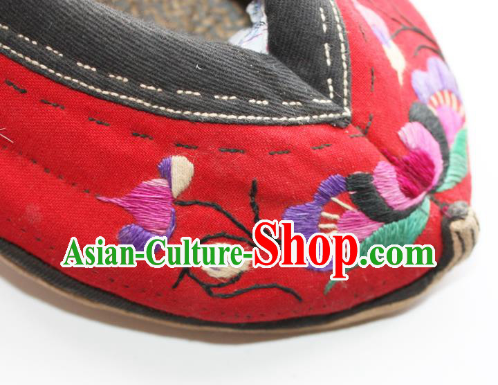 Chinese Yi Nationality Embroidered Shoes Yunnan Ethnic Dance Shoes Handmade Red Cloth Shoes