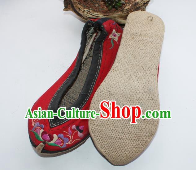 Chinese Yi Nationality Embroidered Shoes Yunnan Ethnic Dance Shoes Handmade Red Cloth Shoes