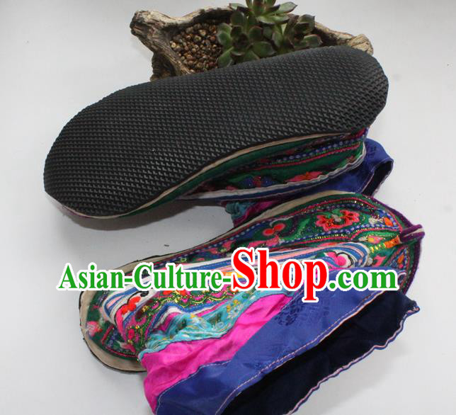 China Handmade Yi Nationality Shoes Yunnan Embroidered Green Satin Boots