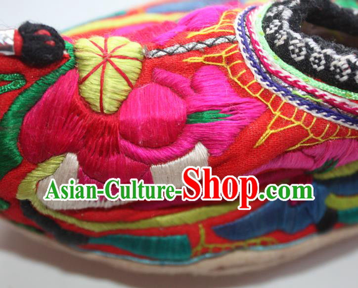 Chinese Handmade Ethnic Folk Dance Shoes Yi Nationality Embroidered Shoes Yunnan National Woman Shoes