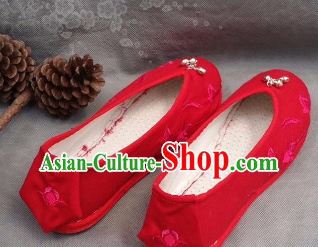 Handmade China Yunnan Ethnic Wedding Shoes Folk Dance Shoes National Woman Red Velvet Shoes