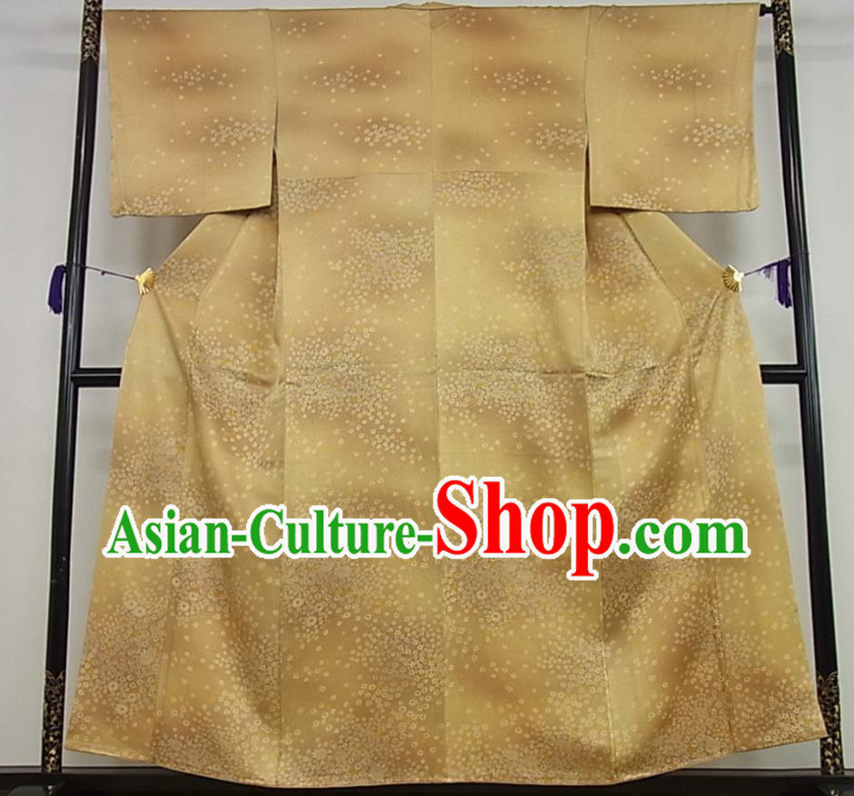 Japanese Young Woman Yellow Yukata Dress Traditional Hanabi Taikai Clothing Classical Chrysanthemum Pattern Kimono Costume