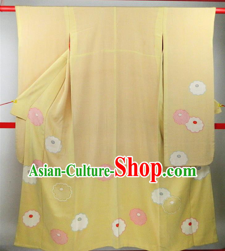 Japanese Young Woman Garment Costume Classical Chrysanthemum Pattern Yellow Yukata Dress Traditional Furisode Kimono Clothing