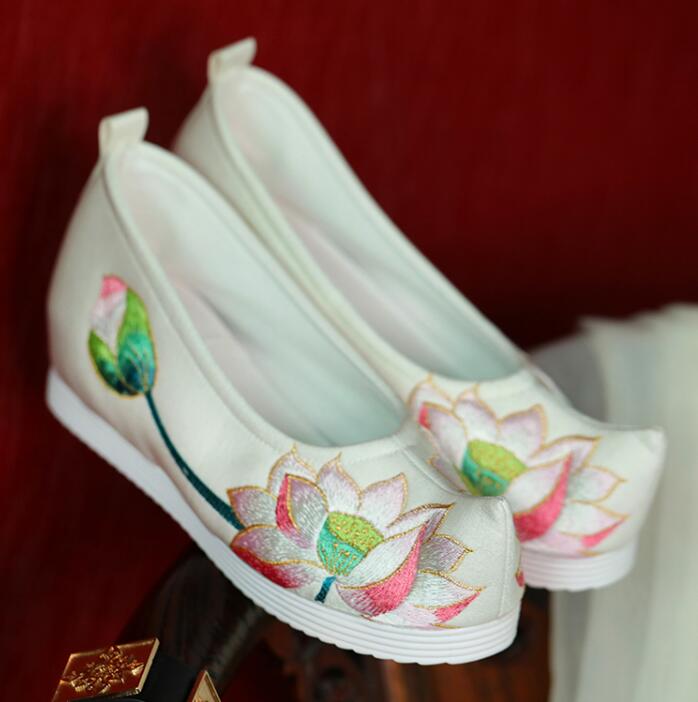 China Traditional Hanfu Shoes White Cloth Shoes Embroidered Lotus Shoes Ancient Princess Shoes Song Dynasty Shoes