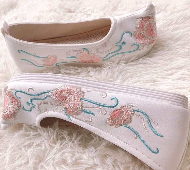 China Song Dynasty Shoes Traditional Hanfu Shoes White Cloth Shoes Embroidered Peony Shoes Ancient Princess Shoes