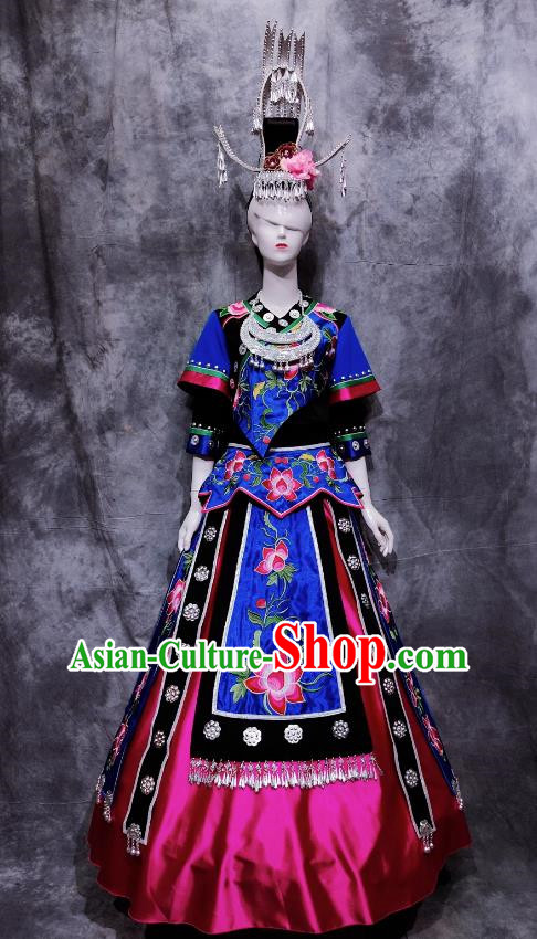 On March 3rd The Miao People Dress Up 56 Ethnic Minority Costumes In Yunnan To Perform Dance And Chorus Costumes