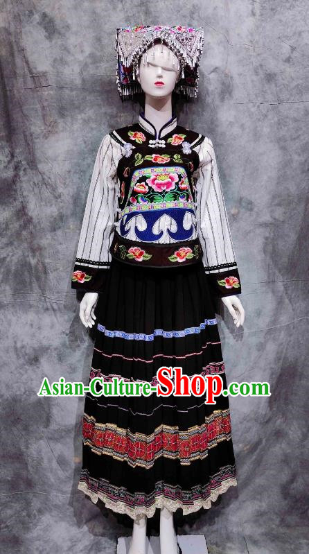 Clothes Of The Buyi Nationality 56 Ethnic Minorities Dress Up On Catwalks And Perform Costumes