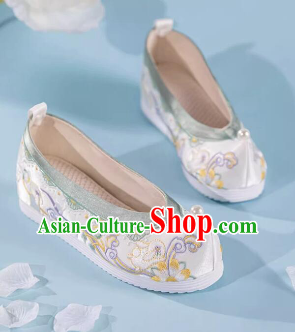 China Traditional Hanfu Shoes Handmade White Embroidered Shoes Ming Dynasty Princess Pearls Shoes