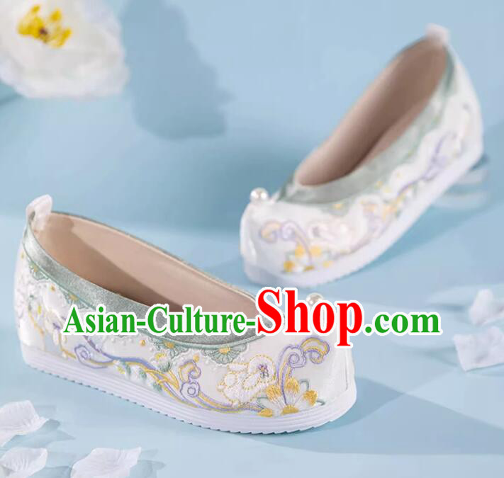 China Traditional Hanfu Shoes Handmade White Embroidered Shoes Ming Dynasty Princess Pearls Shoes