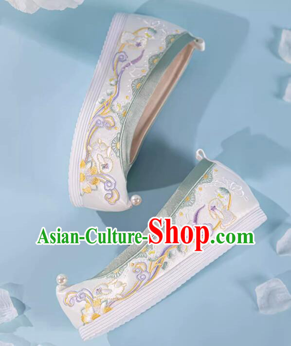 China Traditional Hanfu Shoes Handmade White Embroidered Shoes Ming Dynasty Princess Pearls Shoes