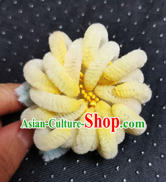 China Traditional Handmade Velvet Yellow Chrysanthemum Hairpin