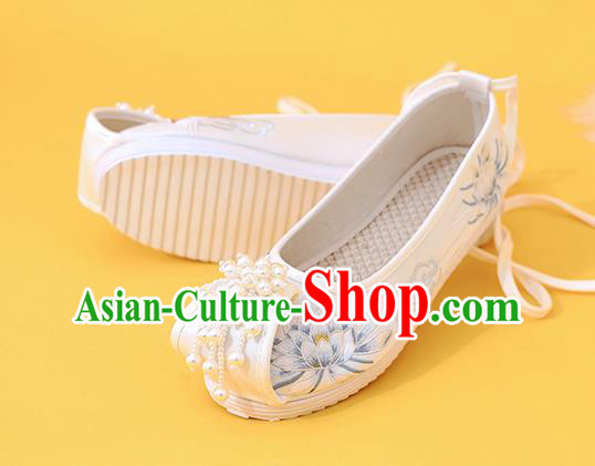 China Classical Beads Tassel Shoes Embroidered Epiphyllum Shoes Traditional National Shoes