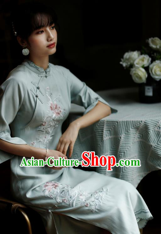 China Classical Cheongsam Costume Traditional Embroidered Light Green Qipao Dress