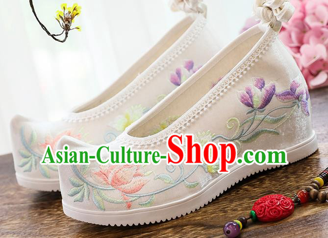 China Traditional Embroidered White Wedges Shoes National Woman Cloth Shoes