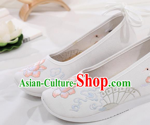 China Traditional Ming Dynasty Embroidered Shoes Ancient Princess White Cloth Shoes