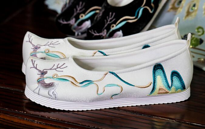 China Embroidered Deer Shoes Ancient Princess Shoes Ming Dynasty Shoes Traditional Hanfu Shoes White Cloth Shoes